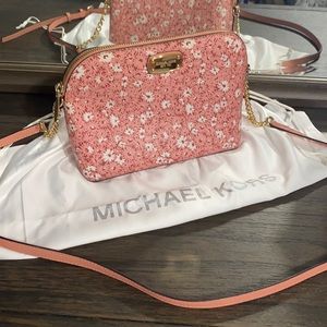 Pink/white/red floral dasies with gold chain and adjustable strap